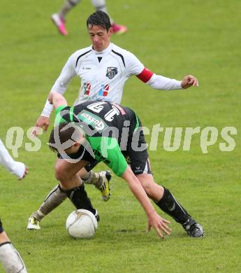 Fussball Kaerntner Liga. WAC Amateure. gegen Lienz. Patrick Pfennich,  (WAC), Andreas Ueberbacher (Lienz). Wolfsberg, am 25.5.2013.
Foto: Kuess
---
pressefotos, pressefotografie, kuess, qs, qspictures, sport, bild, bilder, bilddatenbank