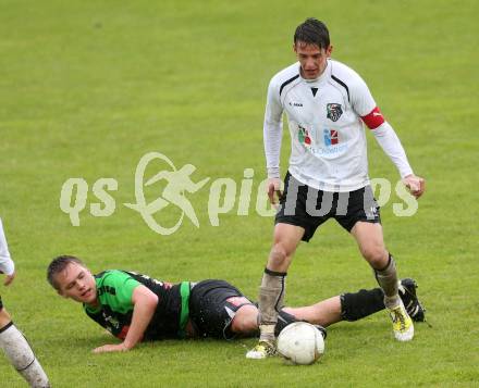 Fussball Kaerntner Liga. WAC Amateure. gegen Lienz. Patrick Pfennich,  (WAC),Andreas Ueberbacher (Lienz). Wolfsberg, am 25.5.2013.
Foto: Kuess
---
pressefotos, pressefotografie, kuess, qs, qspictures, sport, bild, bilder, bilddatenbank