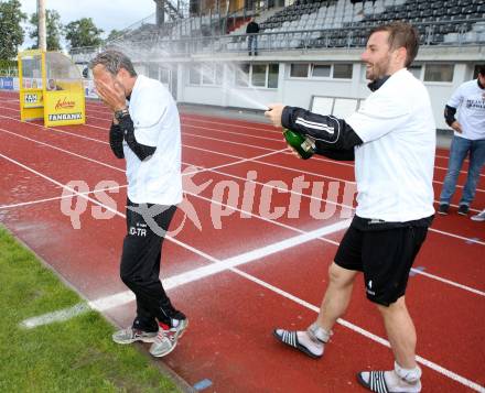 Fussball Kaerntner Liga. Christoph Cemernjak, Trainer Rene Poms. Meisterjubel WAC. Wolfsberg, am 25.5.2013.
Foto: Kuess
---
pressefotos, pressefotografie, kuess, qs, qspictures, sport, bild, bilder, bilddatenbank