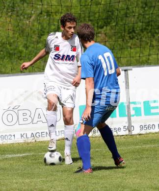 Fussball. Unterliga Ost. ASV gegen Globasnitz. Friessnegger Stefan (ASV), Gross Arnold (Globasnitz). Klagenfurt, 26.6.2013.
Foto: Kuess 
---
pressefotos, pressefotografie, kuess, qs, qspictures, sport, bild, bilder, bilddatenbank