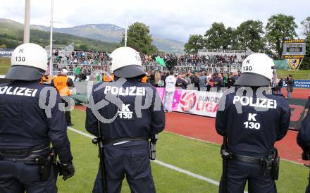 Fussball Bundesliga. RZ Pellets WAC gegen FC Wacker Innsbruck.. Polizeiaugebot in der Lavanttal Arena, Fans. Wolfsberg, 26.5.2013.
Foto: Kuess

---
pressefotos, pressefotografie, kuess, qs, qspictures, sport, bild, bilder, bilddatenbank