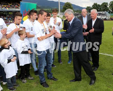 Fussball Kaerntner Liga. Meisterehrung durch den Praesidenten des Kaerntner Fussballverbandes Werner Lippitz. Kapitaen Patrick Pfennich (RZ Pellets WAC Amateure) uebernimmt den Meisterpokal. Wolfsberg, 26.5.2013.
Foto: Kuess
---
pressefotos, pressefotografie, kuess, qs, qspictures, sport, bild, bilder, bilddatenbank