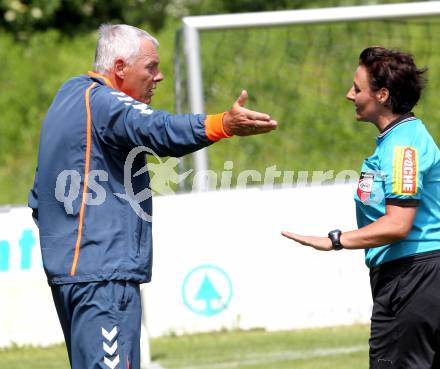 Fussball. Unterliga Ost. ASV gegen Globasnitz. Trainer Micheu Josef,  (Globasnitz), Schiedsrichter Hausott Tanja. Klagenfurt, 26.6.2013.
Foto: Kuess 
---
pressefotos, pressefotografie, kuess, qs, qspictures, sport, bild, bilder, bilddatenbank