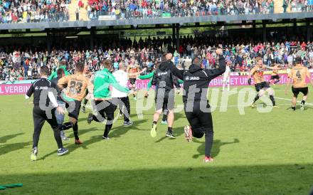 Fussball Bundesliga. RZ Pellets WAC gegen FC Wacker Innsbruck.. Jubel Innsbruck. Wolfsberg, 26.5.2013.
Foto: Kuess

---
pressefotos, pressefotografie, kuess, qs, qspictures, sport, bild, bilder, bilddatenbank