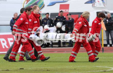 Fussball Bundesliga. RZ Pellets WAC gegen FC Wacker Innsbruck.. Boris Huettenbrenner wird verletzt vom Platz getragen (WAC). Wolfsberg, 26.5.2013.
Foto: Kuess

---
pressefotos, pressefotografie, kuess, qs, qspictures, sport, bild, bilder, bilddatenbank