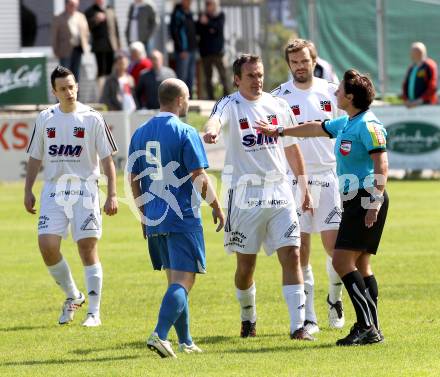 Fussball. Unterliga Ost. ASV gegen Globasnitz. Barrazutti Daniel (ASV), Micheu Robert (Globasnitz), Schiedsrichter Hausott Tanja. Klagenfurt, 26.6.2013.
Foto: Kuess 
---
pressefotos, pressefotografie, kuess, qs, qspictures, sport, bild, bilder, bilddatenbank