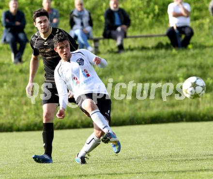 Fussball. Kaerntner Liga. Koettmannsdorf gegen WAC Amateure. Buergler Stephan (Koettmannsdorf), Darmann Angelo (WAC). Koettmannsdorf, 29. 5. 2013.
Foto: Kuess
---
pressefotos, pressefotografie, kuess, qs, qspictures, sport, bild, bilder, bilddatenbank