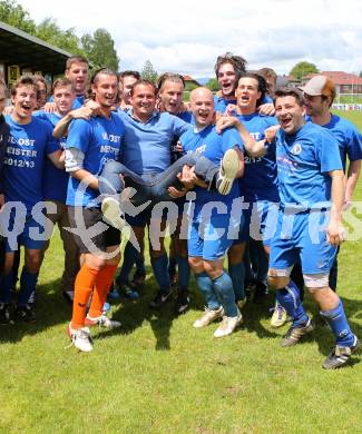 Fussball Unterliga Ost. Meister Annabichler SV. Jubel ASV. Mannschatsfoto. Annabichl, am 2.6.2013.
Foto: Kuess
---
pressefotos, pressefotografie, kuess, qs, qspictures, sport, bild, bilder, bilddatenbank