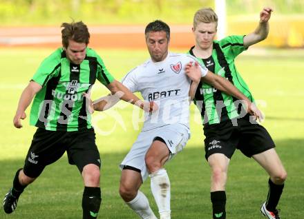 Fussball Kaerntner Liga. Voelkermarkt gegen ATUS Ferlach. Fabian Ladinig, Daniel Primusch,  (Voelkermarkt), Darko Djukic (Ferlach). Voelkermarkt, 7. 6. 2013-
Foto: Kuess
---
pressefotos, pressefotografie, kuess, qs, qspictures, sport, bild, bilder, bilddatenbank