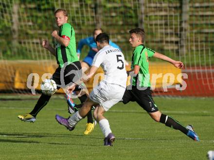 Fussball Kaerntner Liga. Voelkermarkt gegen ATUS Ferlach. Bernd Spitzer, Oliver Kuester,  (Voelkermarkt), Lukas Jaklitsch (Ferlach). Voelkermarkt, 7. 6. 2013-
Foto: Kuess
---
pressefotos, pressefotografie, kuess, qs, qspictures, sport, bild, bilder, bilddatenbank