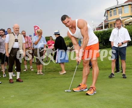 Golf. Bodybuilding. Lederhosen Golfturnier. Klaus Drescher (Mister Universum). Klopeinersee, 8.7.2013.
Foto: Kuess
---
pressefotos, pressefotografie, kuess, qs, qspictures, sport, bild, bilder, bilddatenbank