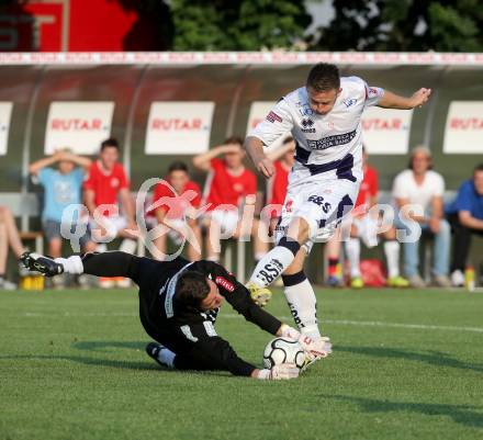 Fussball OEFB Cup. SAK gegen Voecklamarkt.  Darijo Biscan, (SAK),  Manuel Harrant (Voecklamarkt). Welzenegg, am 12.7.2013.
Foto: Kuess
---
pressefotos, pressefotografie, kuess, qs, qspictures, sport, bild, bilder, bilddatenbank