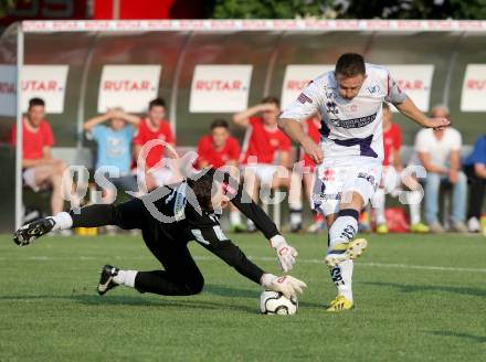 Fussball OEFB Cup. SAK gegen Voecklamarkt.   Darijo Biscan, (SAK),  Manuel Harrant (Voecklamarkt).  Welzenegg, am 12.7.2013.
Foto: Kuess
---
pressefotos, pressefotografie, kuess, qs, qspictures, sport, bild, bilder, bilddatenbank