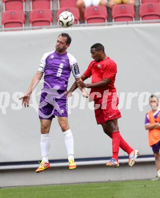 Fussball. OEFB Cup. Austria Klagenfurt gegen Wiener Viktoria. Christian Prawda (Klagenfurt), Gordon Darryl  (Wien). Klagenfurt, 13.7.2013.
Foto: Kuess
---
pressefotos, pressefotografie, kuess, qs, qspictures, sport, bild, bilder, bilddatenbank