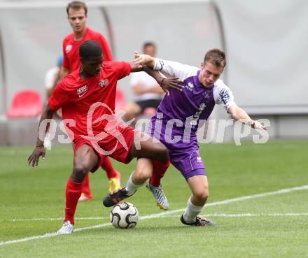 Fussball. OEFB Cup. Austria Klagenfurt gegen Wiener Viktoria. Patrik Eler  (Klagenfurt), Nigel Blair (Wien). Klagenfurt, 13.7.2013.
Foto: Kuess
---
pressefotos, pressefotografie, kuess, qs, qspictures, sport, bild, bilder, bilddatenbank