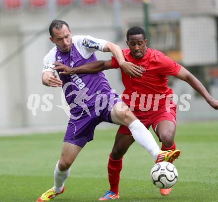 Fussball. OEFB Cup. Austria Klagenfurt gegen Wiener Viktoria. Christian Prawda (Klagenfurt), Gordon Darryl  (Wien). Klagenfurt, 13.7.2013.
Foto: Kuess
---
pressefotos, pressefotografie, kuess, qs, qspictures, sport, bild, bilder, bilddatenbank