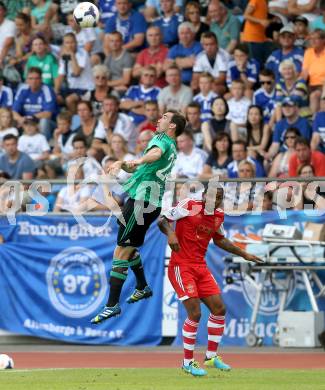 Fussball Testspiel. FC Schalke 04 gegen Southampton. Christian Fuchs,   (Schalke), Jason Puncheon (Southampton). Villach, am 24.7.2013.
Foto: Kuess
---
pressefotos, pressefotografie, kuess, qs, qspictures, sport, bild, bilder, bilddatenbank