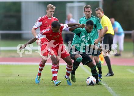 Fussball Testspiel. FC Schalke 04 gegen Southampton. Michel Bastos,  (Schalke), Jason Puncheon (Southampton). Villach, am 24.7.2013.
Foto: Kuess
---
pressefotos, pressefotografie, kuess, qs, qspictures, sport, bild, bilder, bilddatenbank