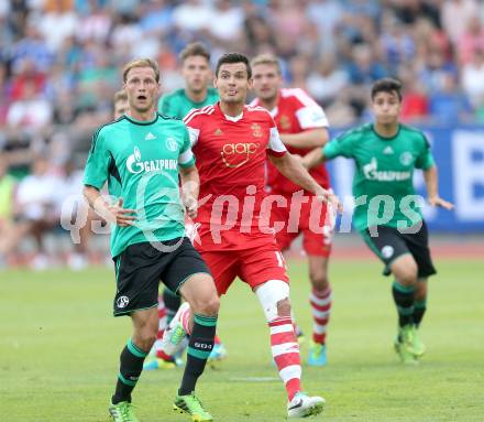 Fussball Testspiel. FC Schalke 04 gegen Southampton. Benedikt Hoewedes,  (Schalke), Dejan Lovren (Southampton). Villach, am 24.7.2013.
Foto: Kuess
---
pressefotos, pressefotografie, kuess, qs, qspictures, sport, bild, bilder, bilddatenbank