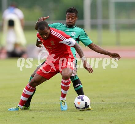 Fussball Testspiel. FC Schalke 04 gegen Southampton. Michel Bastos, (Schalke), Jason Puncheon  (Southampton). Villach, am 24.7.2013.
Foto: Kuess
---
pressefotos, pressefotografie, kuess, qs, qspictures, sport, bild, bilder, bilddatenbank