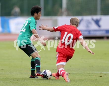 Fussball Testspiel. FC Schalke 04 gegen Southampton. Atsuto Uchida,  (Schalke), Lloyd Isgrove (Southampton). Villach, am 24.7.2013.
Foto: Kuess
---
pressefotos, pressefotografie, kuess, qs, qspictures, sport, bild, bilder, bilddatenbank