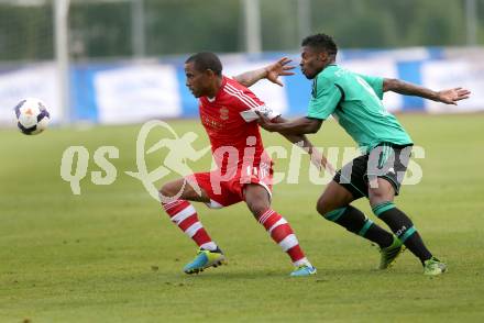 Fussball Testspiel. FC Schalke 04 gegen Southampton. Michel Bastos,  (Schalke), Jason Puncheon (Southampton). Villach, am 24.7.2013.
Foto: Kuess
---
pressefotos, pressefotografie, kuess, qs, qspictures, sport, bild, bilder, bilddatenbank