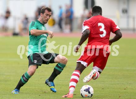 Fussball Testspiel. FC Schalke 04 gegen Southampton. Christian Fuchs,  (Schalke), Victor Wanyama (Southampton). Villach, am 24.7.2013.
Foto: Kuess
---
pressefotos, pressefotografie, kuess, qs, qspictures, sport, bild, bilder, bilddatenbank