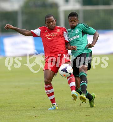 Fussball Testspiel. FC Schalke 04 gegen Southampton. Michel Bastos,  (Schalke), Jason Puncheon (Southampton). Villach, am 24.7.2013.
Foto: Kuess
---
pressefotos, pressefotografie, kuess, qs, qspictures, sport, bild, bilder, bilddatenbank