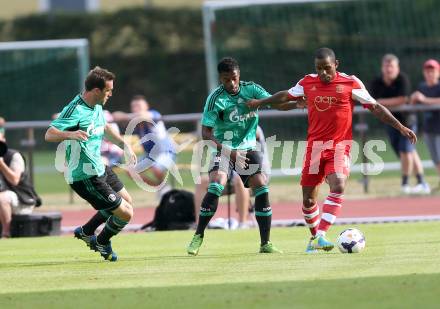 ussball Testspiel. FC Schalke 04 gegen Southampton. Christian Fuchs, Michel Bastos (Schalke), Jason Puncheon (Southampton). Villach, am 24.7.2013.
Foto: Kuess
---
pressefotos, pressefotografie, kuess, qs, qspictures, sport, bild, bilder, bilddatenbank