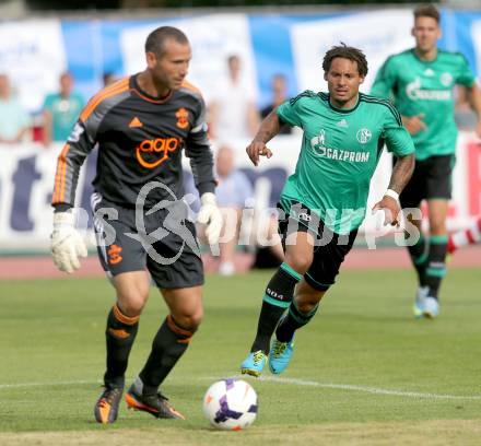 Fussball Testspiel. FC Schalke 04 gegen Southampton. Jermaine Jones, (Schalke), Kelvin Davis  (Southampton). Villach, am 24.7.2013.
Foto: Kuess
---
pressefotos, pressefotografie, kuess, qs, qspictures, sport, bild, bilder, bilddatenbank