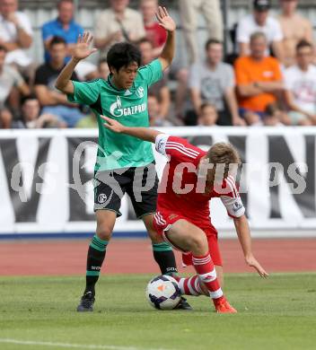 Fussball Testspiel. FC Schalke 04 gegen Southampton. Atsuto Uchida, (Schalke), Luice Shaw  (Southampton). Villach, am 24.7.2013.
Foto: Kuess
---
pressefotos, pressefotografie, kuess, qs, qspictures, sport, bild, bilder, bilddatenbank