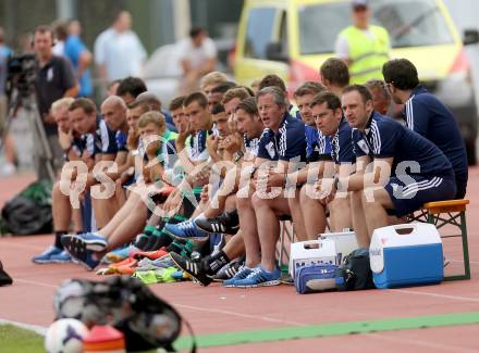 Fussball Testspiel. FC Schalke 04 gegen Southampton. Spieler- und Betreuerbank mit Trainer Jens Keller (Schalke). Villach, am 24.7.2013.
Foto: Kuess
---
pressefotos, pressefotografie, kuess, qs, qspictures, sport, bild, bilder, bilddatenbank