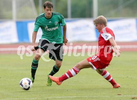 Fussball Testspiel. FC Schalke 04 gegen Southampton. Tranquillo Barnetta,  (Schalke), Lloyd Isgrove (Southampton). Villach, am 24.7.2013.
Foto: Kuess
---
pressefotos, pressefotografie, kuess, qs, qspictures, sport, bild, bilder, bilddatenbank