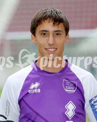 Fussball. SK Austria Klagenfurt. Mannschaftsfototermin. Portrait. Victor Alonso.
Klagenfurt, 23.7.2013.
Foto: Kuess
---
pressefotos, pressefotografie, kuess, qs, qspictures, sport, bild, bilder, bilddatenbank