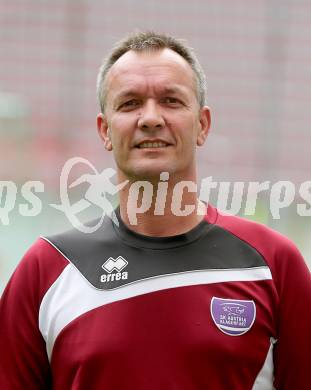 Fussball. SK Austria Klagenfurt. Mannschaftsfototermin. Portrait. Tormanntrainer Wolfgang Thun-Hohenstein.
Klagenfurt, 23.7.2013.
Foto: Kuess
---
pressefotos, pressefotografie, kuess, qs, qspictures, sport, bild, bilder, bilddatenbank