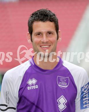 Fussball. SK Austria Klagenfurt. Mannschaftsfototermin. Portrait. Raul Garcia Lozano.
Klagenfurt, 23.7.2013.
Foto: Kuess
---
pressefotos, pressefotografie, kuess, qs, qspictures, sport, bild, bilder, bilddatenbank