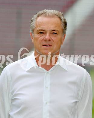 Fussball. SK Austria Klagenfurt. Mannschaftsfototermin. Portrait. Praesident Peter Svetits.
Klagenfurt, 23.7.2013.
Foto: Kuess
---
pressefotos, pressefotografie, kuess, qs, qspictures, sport, bild, bilder, bilddatenbank