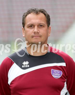 Fussball. SK Austria Klagenfurt. Mannschaftsfototermin. Portrait. Co-Trainer Alexander Suppantschitsch. Klagenfurt, 23.7.2013.
Foto: Kuess
---
pressefotos, pressefotografie, kuess, qs, qspictures, sport, bild, bilder, bilddatenbank