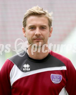 Fussball. SK Austria Klagenfurt. Mannschaftsfototermin. Portrait. Fitnesstrainer David Preiss. Klagenfurt, 23.7.2013.
Foto: Kuess
---
pressefotos, pressefotografie, kuess, qs, qspictures, sport, bild, bilder, bilddatenbank