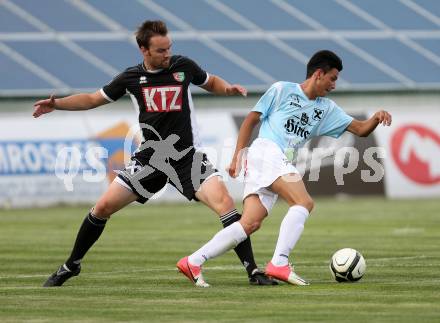 Fussball Kaerntner Liga. St. Veit gegen Gmuend. Raphael Lamzari (St. Veit), Udo Gasser (Gmuend). St. Veit, am 26.7.2013.
Foto: Kuess
---
pressefotos, pressefotografie, kuess, qs, qspictures, sport, bild, bilder, bilddatenbank