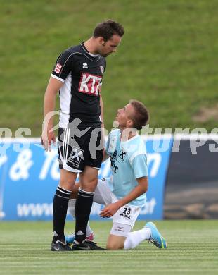 Fussball Kaerntner Liga. St. Veit gegen Gmuend. Roman Adunka  (St. Veit), Udo Gasser (Gmuend). St. Veit, am 26.7.2013.
Foto: Kuess
---
pressefotos, pressefotografie, kuess, qs, qspictures, sport, bild, bilder, bilddatenbank