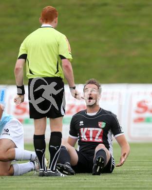 Fussball Kaerntner Liga. St. Veit gegen Gmuend.  Udo Gasser (Gmuend), Schiedsrichter Luka Katholnig. St. Veit, am 26.7.2013.
Foto: Kuess
---
pressefotos, pressefotografie, kuess, qs, qspictures, sport, bild, bilder, bilddatenbank