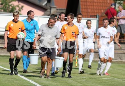 Fussball. Kaerntner Liga. ATUS Ferlach gegen Voelkermarkt.
Abkuehlung waehrend des Spieles. Schiesrichter Thomas Froehlacher. Ferlach, 27.7.2013.
Foto: Kuess
---
pressefotos, pressefotografie, kuess, qs, qspictures, sport, bild, bilder, bilddatenbank