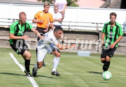 Fussball. Kaerntner Liga. ATUS Ferlach gegen Voelkermarkt.
Darko Djukic (Ferlach), Matthias Maierhofer (Voelkermarkt). Ferlach, 27.7.2013.
Foto: Kuess
---
pressefotos, pressefotografie, kuess, qs, qspictures, sport, bild, bilder, bilddatenbank