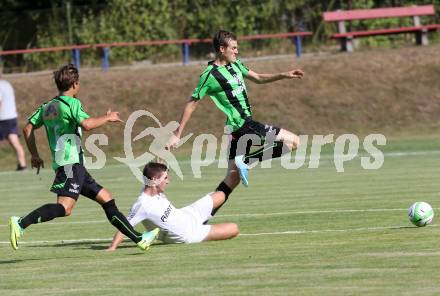 Fussball. Kaerntner Liga. ATUS Ferlach gegen Voelkermarkt.
Hannes Esterle (Ferlach), Michael Fick, Fabian Schubert (Voelkermarkt). Ferlach, 27.7.2013.
Foto: Kuess
---
pressefotos, pressefotografie, kuess, qs, qspictures, sport, bild, bilder, bilddatenbank