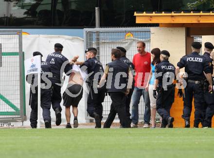 Fussball. Regionalliga. SAK gegen LASK Linz.  Fans, Polizei. Klagenfurt, 9.6.2013.
Foto: Kuess
---
pressefotos, pressefotografie, kuess, qs, qspictures, sport, bild, bilder, bilddatenbank