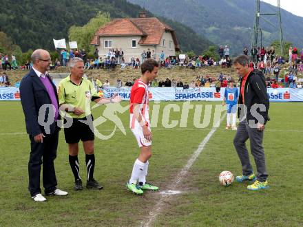 Fussball Schuelerliga. Finale. BG/BRG Villach-Perau gegen FSSZ Spittal an der Drau. Ankick durch Fritz Strobl. Treffen, am 28.5.2013.
Foto: Kuess
---
pressefotos, pressefotografie, kuess, qs, qspictures, sport, bild, bilder, bilddatenbank