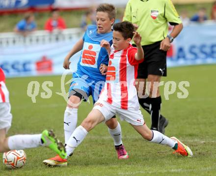 Fussball Schuelerliga. Finale. BG/BRG Villach-Perau gegen FSSZ Spittal an der Drau. Treffen, am 28.5.2013.
Foto: Kuess
---
pressefotos, pressefotografie, kuess, qs, qspictures, sport, bild, bilder, bilddatenbank