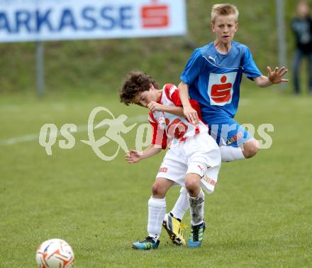 Fussball Schuelerliga. Finale. BG/BRG Villach-Perau gegen FSSZ Spittal an der Drau. Treffen, am 28.5.2013.
Foto: Kuess
---
pressefotos, pressefotografie, kuess, qs, qspictures, sport, bild, bilder, bilddatenbank