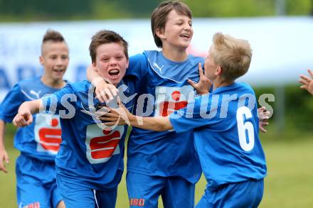 Fussball Schuelerliga. Finale. BG/BRG Villach-Perau gegen FSSZ Spittal an der Drau. Jubel Spittal. Treffen, am 28.5.2013.
Foto: Kuess
---
pressefotos, pressefotografie, kuess, qs, qspictures, sport, bild, bilder, bilddatenbank